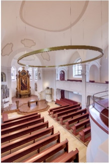 Kirchenraum mit Leuchtring