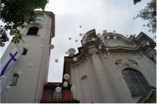 Kirche mit Luftballons