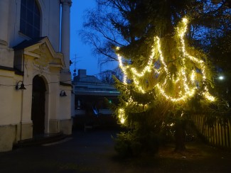 Lichter vor der Kirche